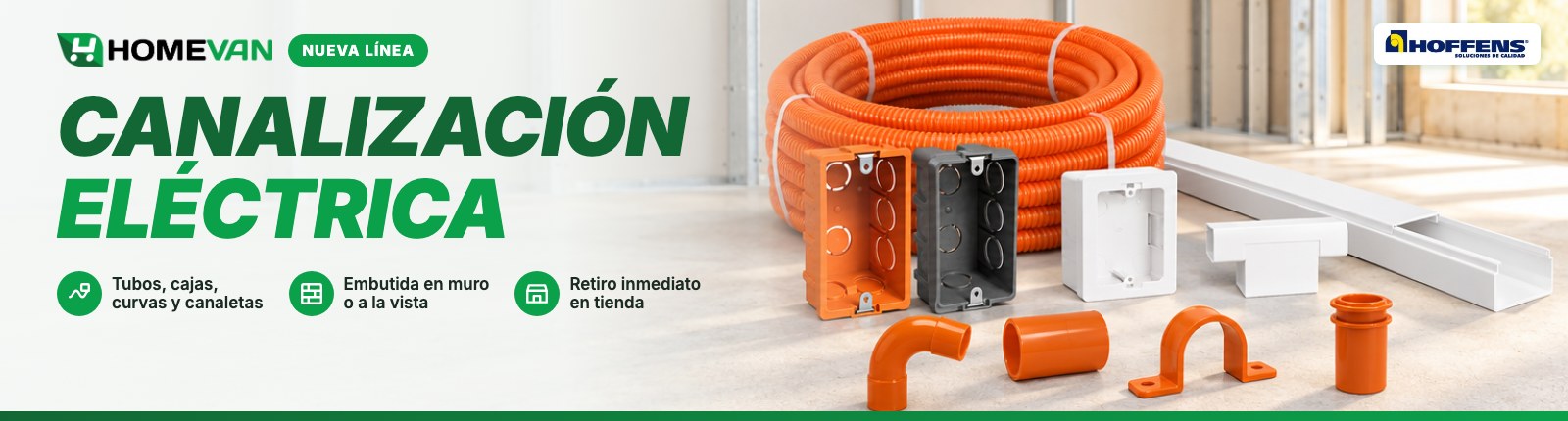 Rollo de tubo corrugado naranjo, cajas eléctricas, canaleta blanca y fittings conduit Hoffens sobre el piso de una obra